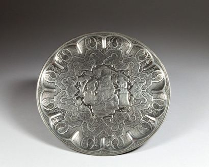 null Plateau en métal argenté, Iran, début XXe siècle
Circulaire à décor incisé et...