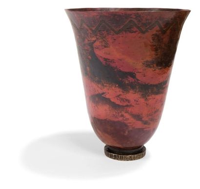 Claudius LINOSSIER (1893-1953) 

Vase cornet sur talon annulaire martelé à un gradin....