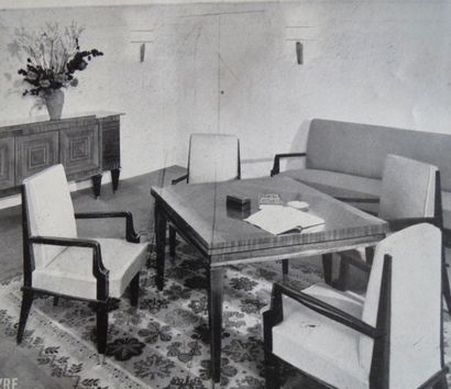 Roger LANDAULT (1919-1983) 

Paire de fauteuils néoclassiques en merisier.
Les pieds...