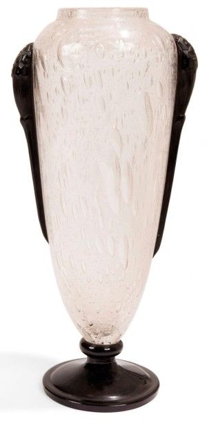 Charles SCHNEIDER (1881-1953) 

Pluviôse, modèle créé en 1924/25
Haut vase urne sur...