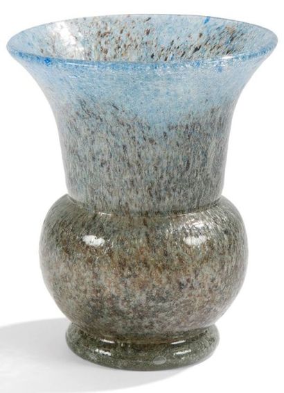 Jean SALA (1895-1976) 

Vase pansu sur talon à haut col cornet. 
Épreuve en verre...