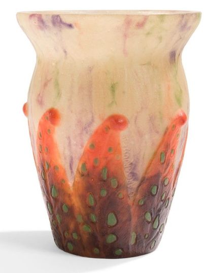 Gabriel ARGY-ROUSSEAU (1885-1953) 

Feuilles tachetées, modèle créé en 1924
Vase...