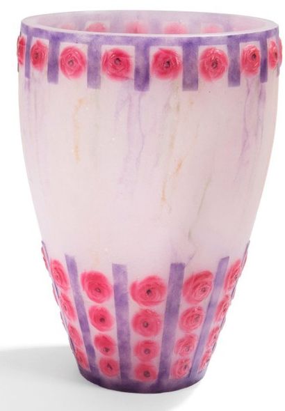 Gabriel ARGY-ROUSSEAU (1885-1953) 

Roses encadrées, modèle créé en 1922
Haut vase...