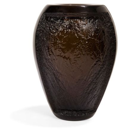 DAUM NANCY FRANCE 

Vase ovoïde à large col annulaire. 
Épreuve en épais verre brun...