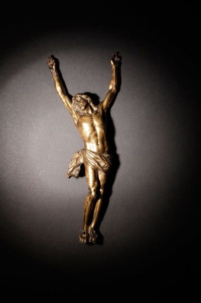 null Christ en bronze doré, fonte creuse. Les bras levés, tête inclinée sur le bras...