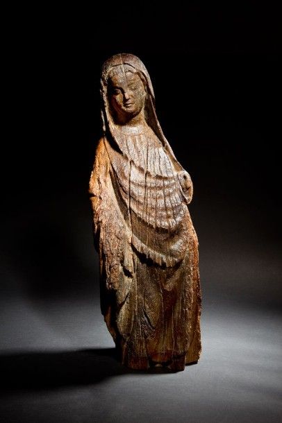null Vierge à l'Enfant en chêne sculpté en ronde-bosse avec quelques restes de polychromie....