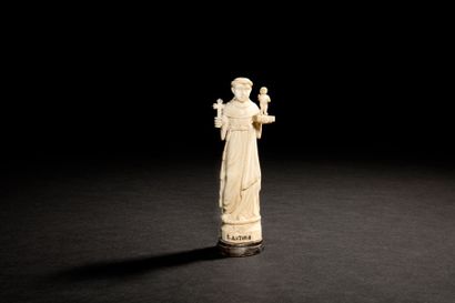null Saint Antoine de Padoue en ivoire sculpté en ronde-bosse. Debout, il porte un...