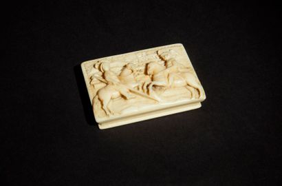 null Boite en ivoire de forme rectangulaire, couvercle sculpté en fort relief d'un...