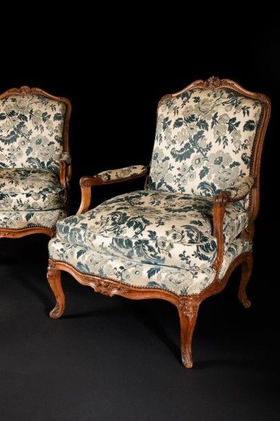 null Paire de larges fauteuils de forme mouvementée en noyer à assise basse et à...