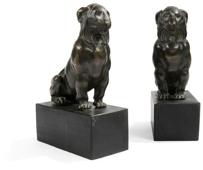 null Deux figures de lions en bronze patiné; sur des socles en bois noirci
XXe siècle.
H.:...