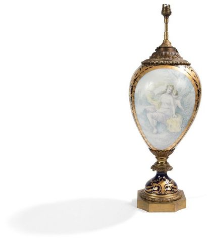 null Vase de forme balustre en porcelaine à décor polychrome et or de Vénus et l'Amour...