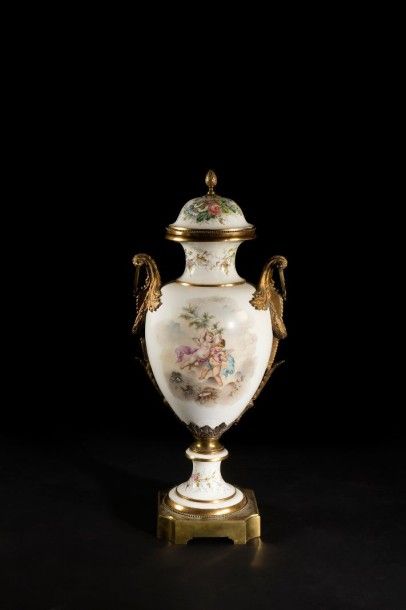 null Grand vase monumental en porcelaine dans le goût de Sèvres, de forme balustre,...