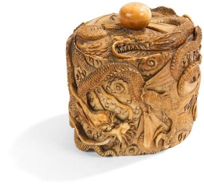 null Boîte circulaire en ivoire sculpté à décor de dragons enchevêtrés.
Travail oriental...