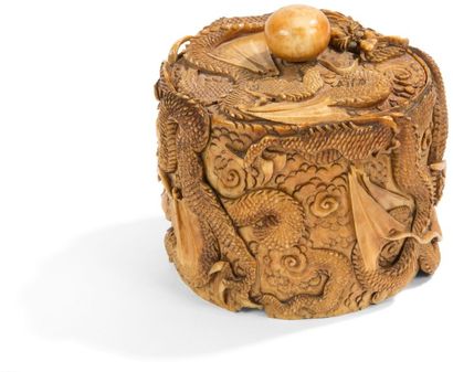 null Boîte circulaire en ivoire sculpté à décor de dragons enchevêtrés.
Travail oriental...