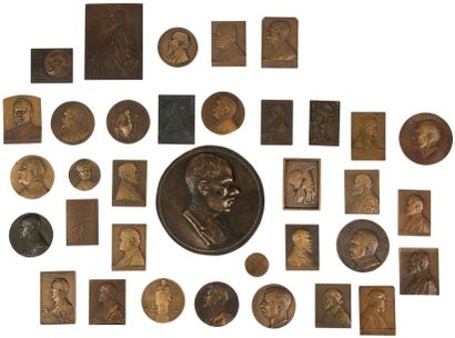 null Ensemble de trente-quatre médailles en bronze représentant des médecins célèbres:
Adrien...
