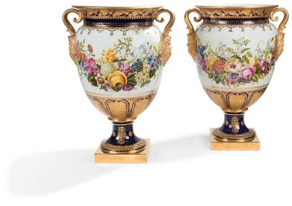 SÈVRES (GENRE DE) 
Paire de grands vases de forme balustre en porcelaine munis d'anse...