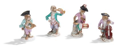 Allemagne 
Quatre singes musiciens en porcelaine dans le style de Meissen à décor...
