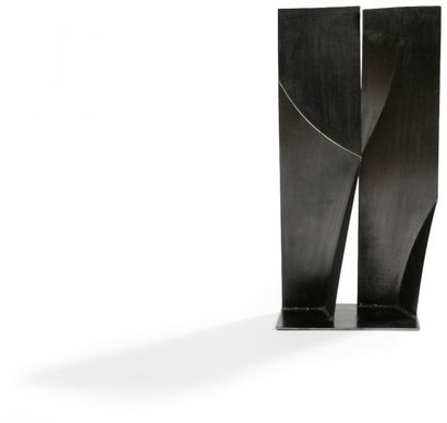 Francis GUERRIER (né en 1964) 
Duo 1
Sculpture en acier laqué noir.
Monogrammée sur...