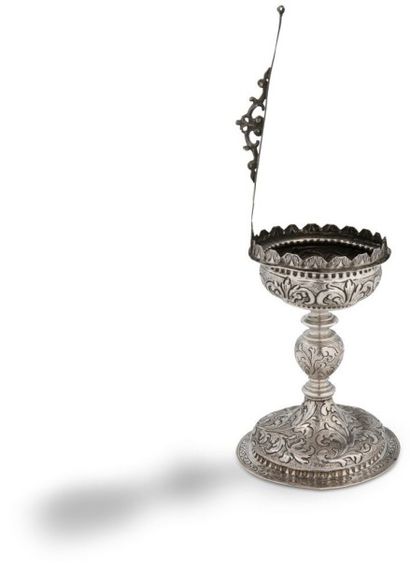 null Pied de reliquaire en argent repoussé et gravé. Base circulaire et tige à balustre...