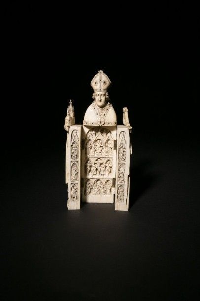 null Saint Evêque fondateur en ivoire sculpté en ronde-bosse ouvrant et formant triptyque,...