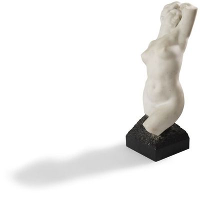  Figure de femme en marbre; signée P. de Léonard, sur une base en marbre noir. Vers...