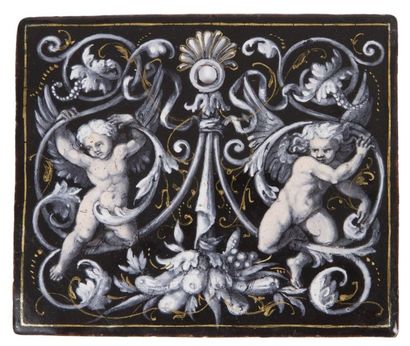 null Plaque en émail peint en grisaille à décor de deux putti dans un entourage de...