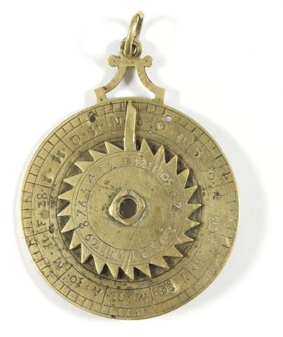 null Nocturlabe circulaire en laiton gravé. 
XIXe siècle. 
D.: 6,2 cm