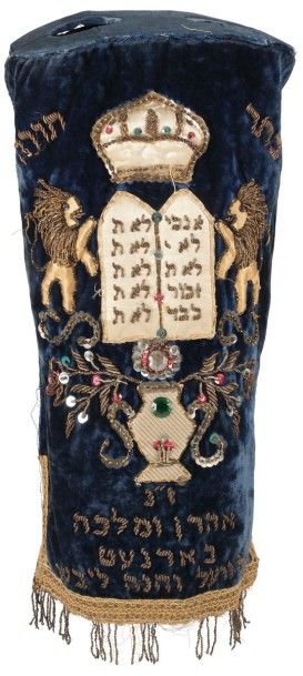 [SEFER TORAH] Manteau de Torah 
Velours bleu brodé de fils dorés et orné de sequins.
Hauteur...
