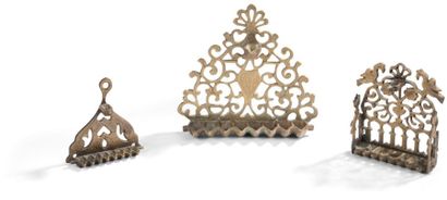 [HANOUCCA] Ensemble de trois lampes de Hanoucca .
Bronze ajouré.
Afrique du Nord,...