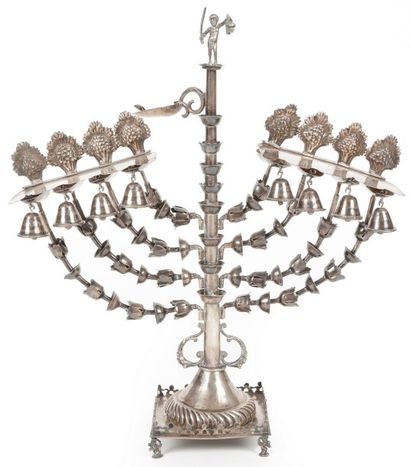 null CHANDELIER DE HANOUCCA 
Argent ajouré et repoussé. 
Allemagne, travail dans...