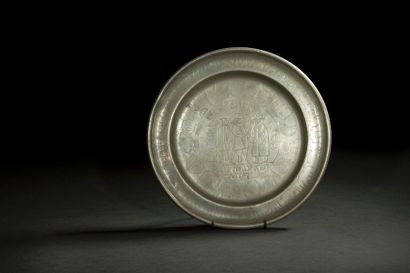 null PLATEAU DE PESSAH 
Étain gravé. 
Bohème, XVIIIe siècle. 
Diamètre : 32 cm Mots...