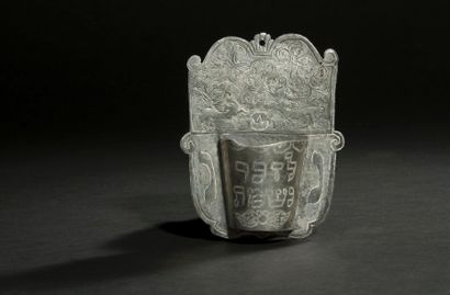 [YAHRZEIT] LAMPE MÉMORIELLE 
Étain gravé. 
Allemagne, XVIIIe siècle. 
Hauteur : 15,5...
