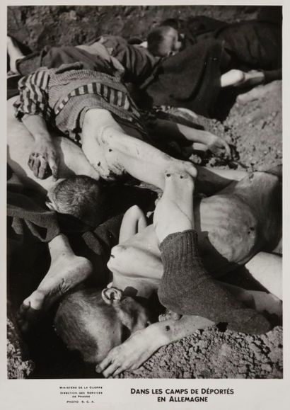 [PHOTOGRAPHIES - CAMPS] Dans les Camps de déportés en Allemagne, circa 1945. 
3 tirages...