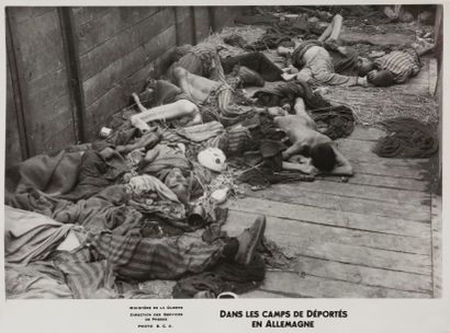 [PHOTOGRAPHIES - CAMPS] Dans les Camps de déportés en Allemagne, circa 1945. 
3 tirages...