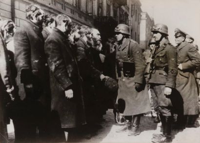 [PHOTOGRAPHIE – GHETTO DE VARSOVIE] Un groupe de juifs du ghetto de Varsovie avant...