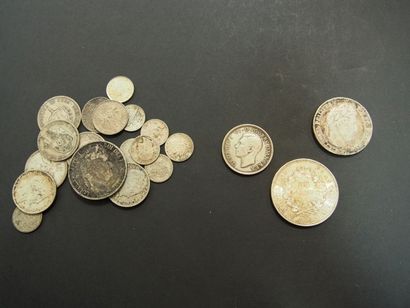 null Lot de monnaies en argent comprenant:
- 1 pièce de 50 Francs de type Hercule,...