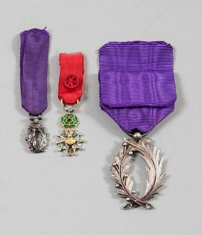 France 
Ensemble comprenant 4 décorations:
- Étoile de chevalier de la Légion d'honneur,...