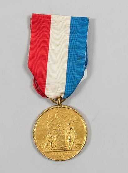 France Médaille de la «confédération des françois». En laiton doré. Ruban tricolore....
