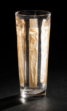 RENE LALIQUE (1860-1945) 
Six figurines, modèle créé en 1911
Gobelet en verre moulé-pressé...