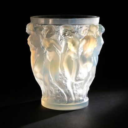 RENE LALIQUE (1860-1945) 
Bacchantes, modèle créé le 22 juillet 1927
Important vase...