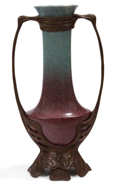 Otto ECKMANN (1865-1902) 
Important vase monté en forme d’amphore de section méplate...