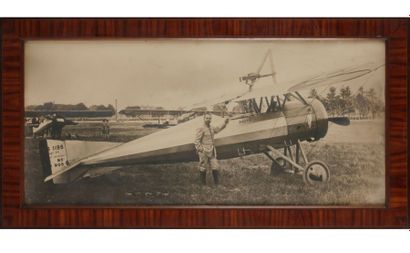 AVIATION, c. 1910 
Le Pilote et son avion. Épreuve argentique d’époque de grand format.
Dans...