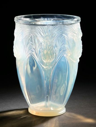 VERLYS 
Chardons
Haut vase cornet. Épreuve en verre opalescent soufflé-moulé au décor...