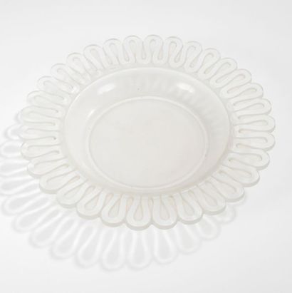 VERLYS 
Large coupe circulaire en verre blanc moulé-pressé et satiné, le pourtour...