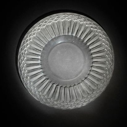 RENE LALIQUE (1860-1945) 
Jaffa n°1, modèle créé en 1931
Assiette en verre moulé-pressé...