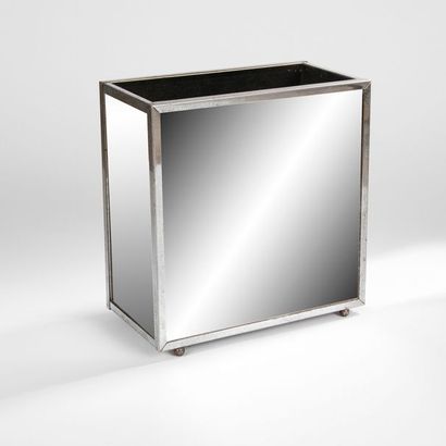 TRAVAIL MODERNISTE 
Cache-pot quadrangulaire en métal et miroir. 29 x 28 x 15 cm