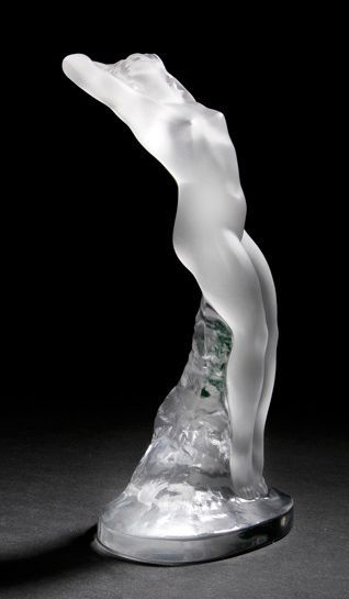 Maison LALIQUE 
Danseuse bras levés
Statuette en cristal moulé-pressé à surface,...