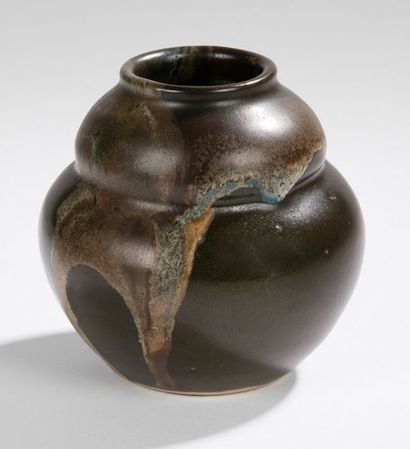 Jean POINTU (1843-1925) 
Vase pansu à épaulement renflé. Épreuve en céramique à couverte...