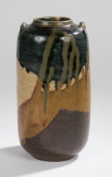 LION à Saint-Amand 
Vase cylindrique sur talon à deux petites anses sur l’épaulement....