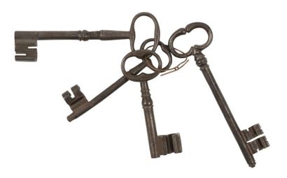 null Lot de quatre clés de porte à pannetons découpés.
XIXe siècle 16 cm et 12,5...